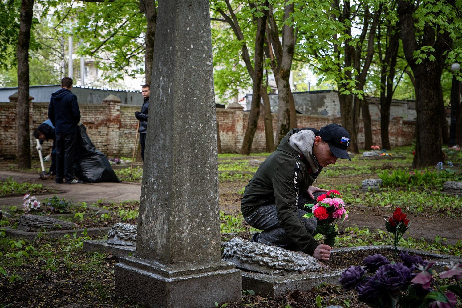 На Никитском кладбище прошла ежегодная добровольческо-патриотическая акция «Почти их память»