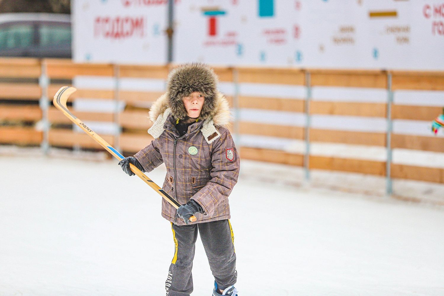 На Губернском катке продолжаются открытые тренировки для школьников к зимним эстафетным играм.
