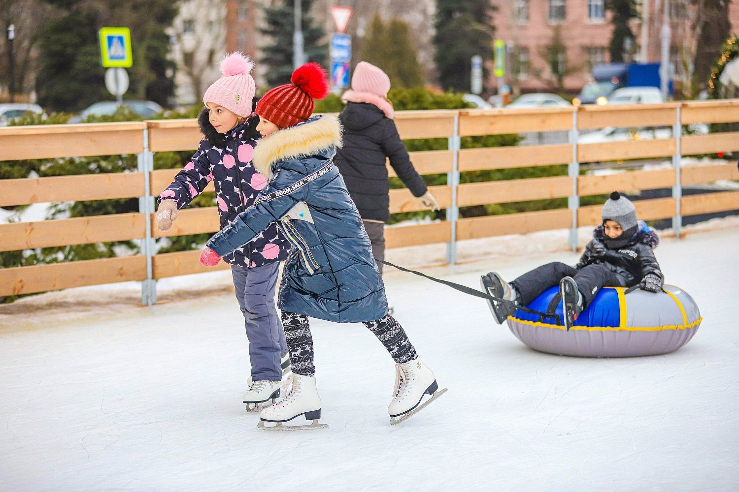 На Губернском катке продолжаются открытые тренировки для школьников к зимним эстафетным играм.