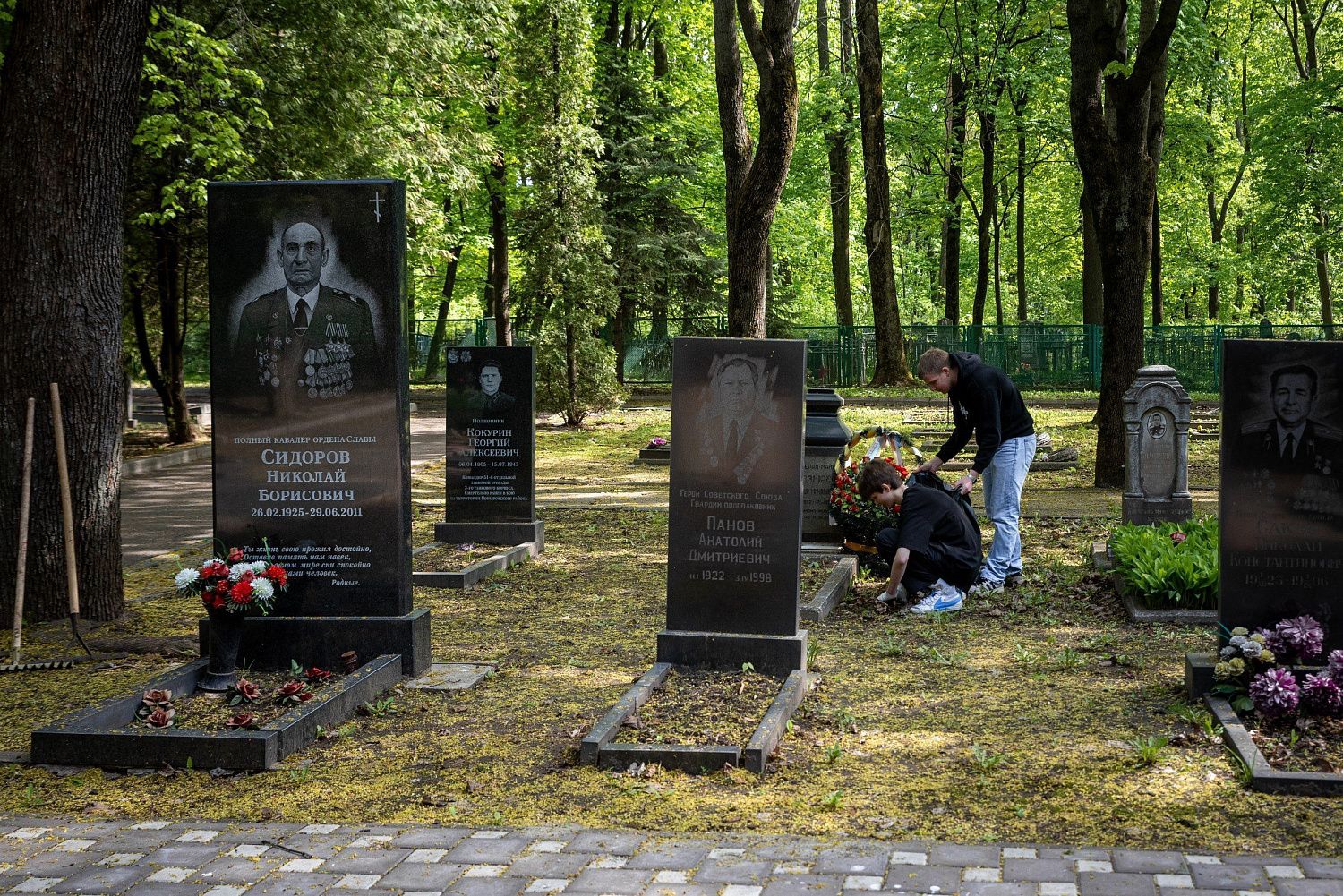 На Никитском кладбище прошла ежегодная добровольческо-патриотическая акция «Почти их память»